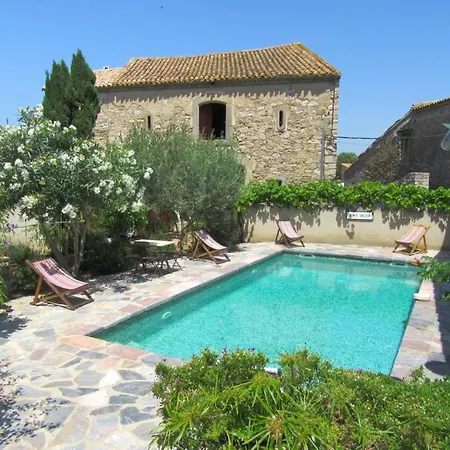 Le Village-hotes Bed & Breakfast 3*