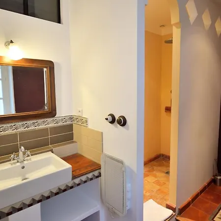 Le Village-hotes Bed & Breakfast 3*