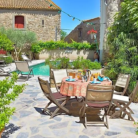 Le Village-hotes Bed and breakfast 3*